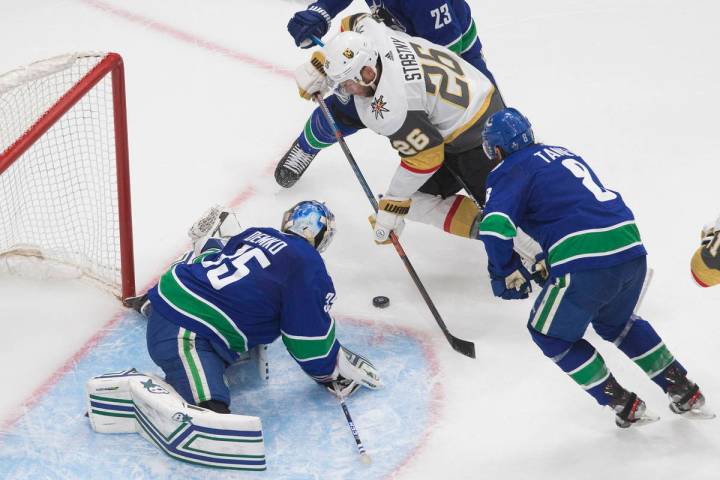 El portero de los Canucks de Vancouver, Thatcher Demko (35), hace una atajada a Paul Stastny de ...