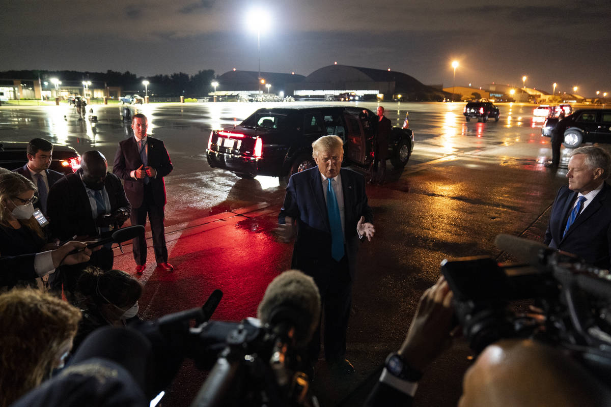 El presidente Donald Trump habla con los reporteros en la Base Aérea Andrews después de asist ...