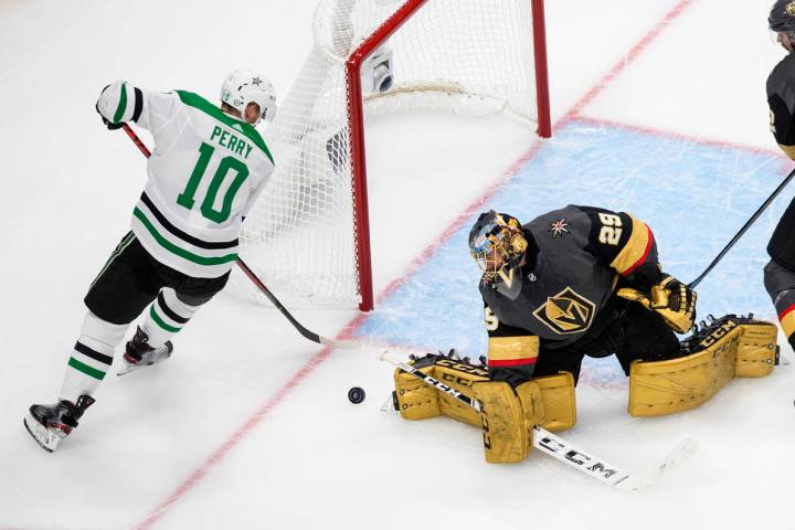 El portero de los Vegas Golden Knights, Marc-Andre Fleury (29), intercepta a Corey Perry (10) d ...