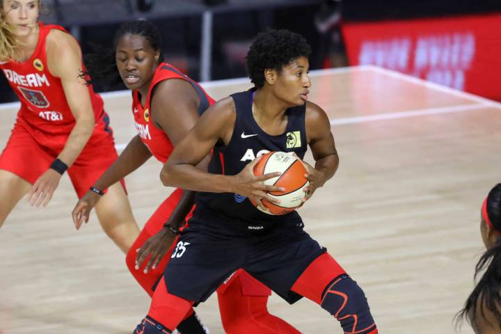 Angel McCoughtry (35) de las Aces de Las Vegas, corre por la escolta Shekinna Stricklen, de Atl ...