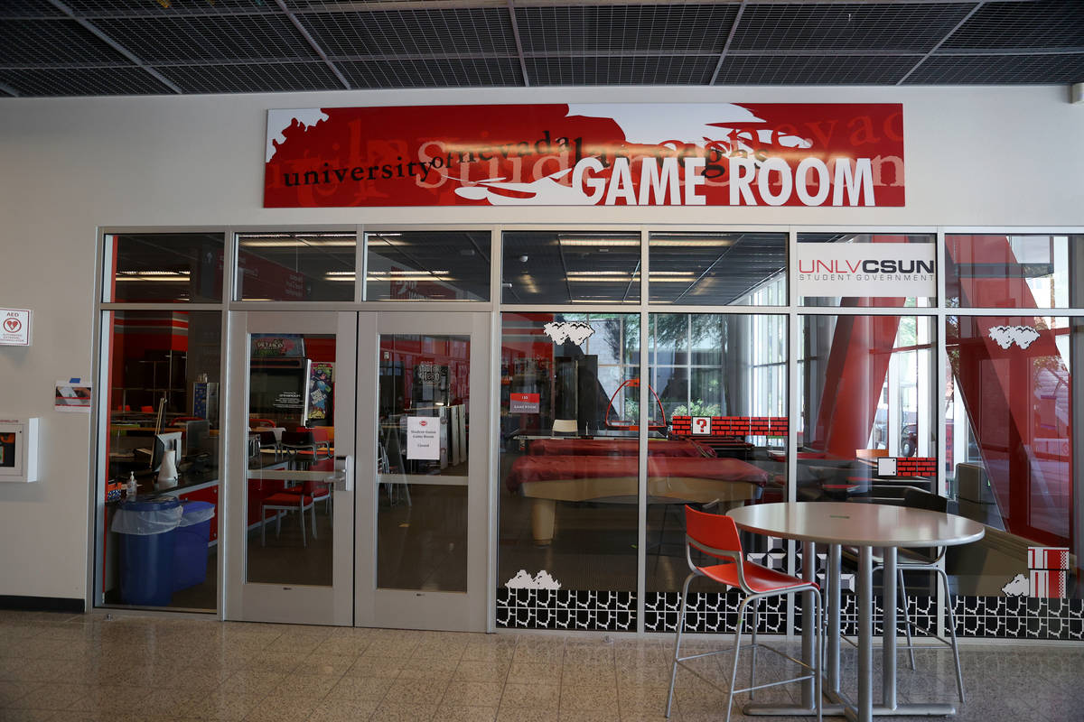 Una sala de juegos cerrada dentro de la Unión Estudiantil en la UNLV en Las Vegas el viernes, ...