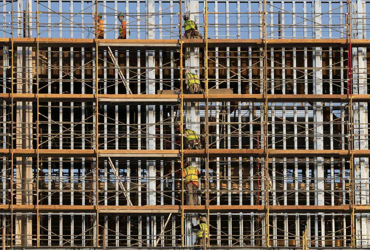 Trabajadores de la construcción en el sitio de construcción de Resorts World el lunes, 31 de ...