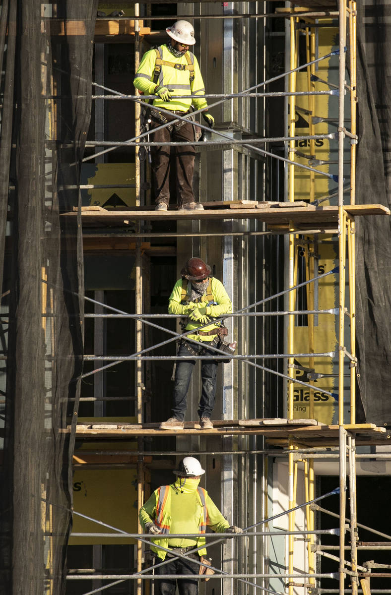 Trabajadores de la construcción en el sitio de construcción de Resorts World el lunes, 31 de ...