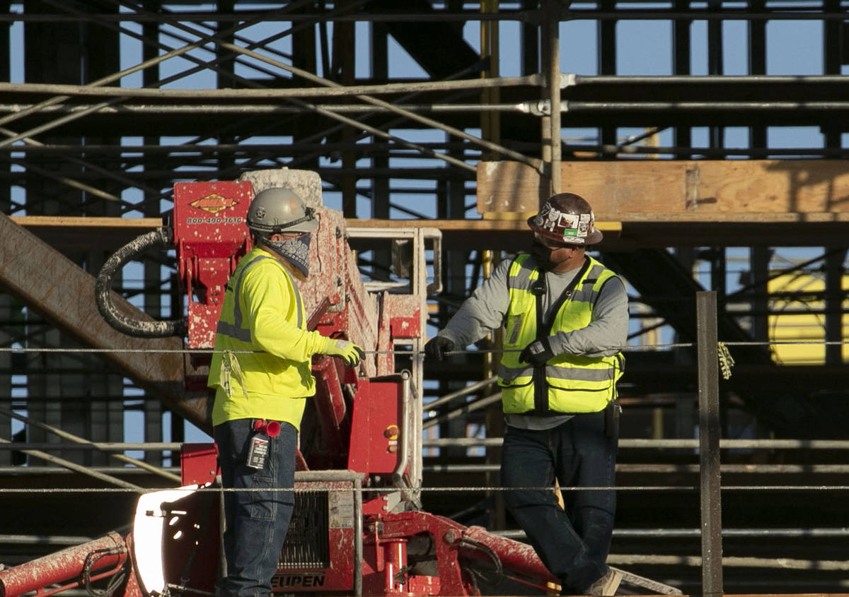 Trabajadores de construcción se toman un descanso en la obra de Resorts World el lunes, 31 de ...