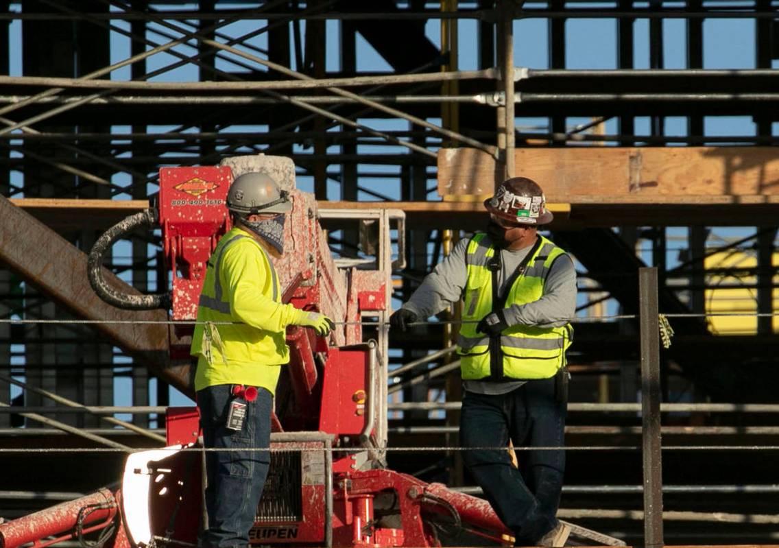 Trabajadores de construcción se toman un descanso en la obra de Resorts World el lunes, 31 de ...
