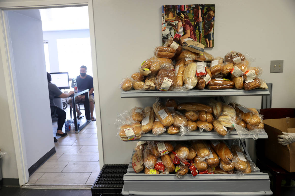 Pan disponible para la gente en la despensa City Impact Center en Las Vegas el jueves, 27 de ag ...