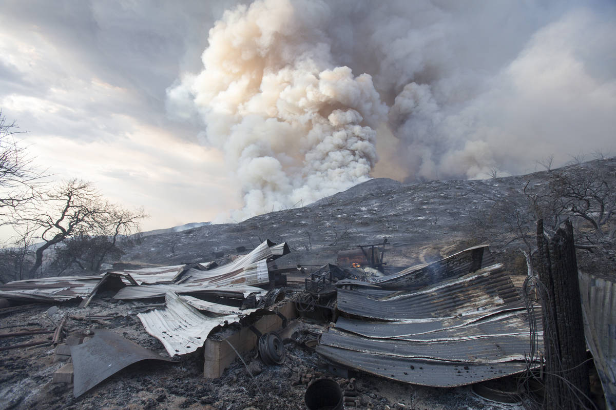 Una estructura quemada en un incendio forestal en Yucaipa, California. El plan de una pareja pa ...