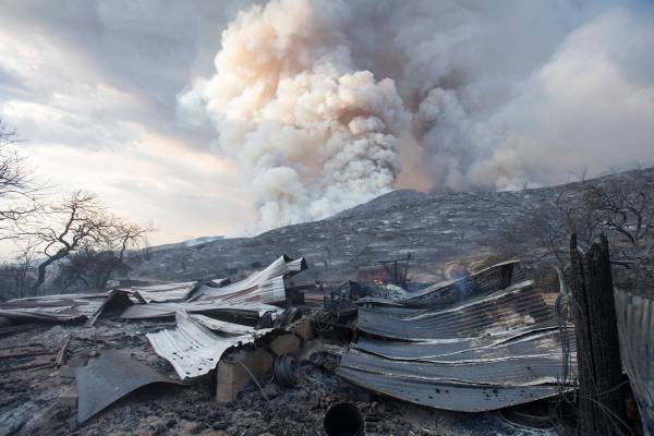 Una estructura quemada en un incendio forestal en Yucaipa, California. El plan de una pareja pa ...