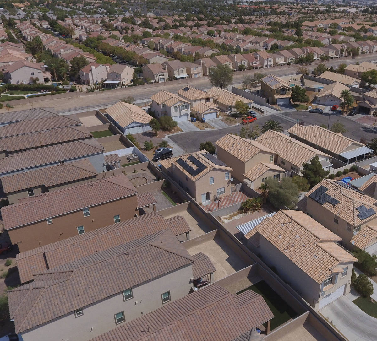 Una foto aérea muestra las casas en Dewey Drive y Autumn Cliff Way cerca de Jones Boulevard el ...