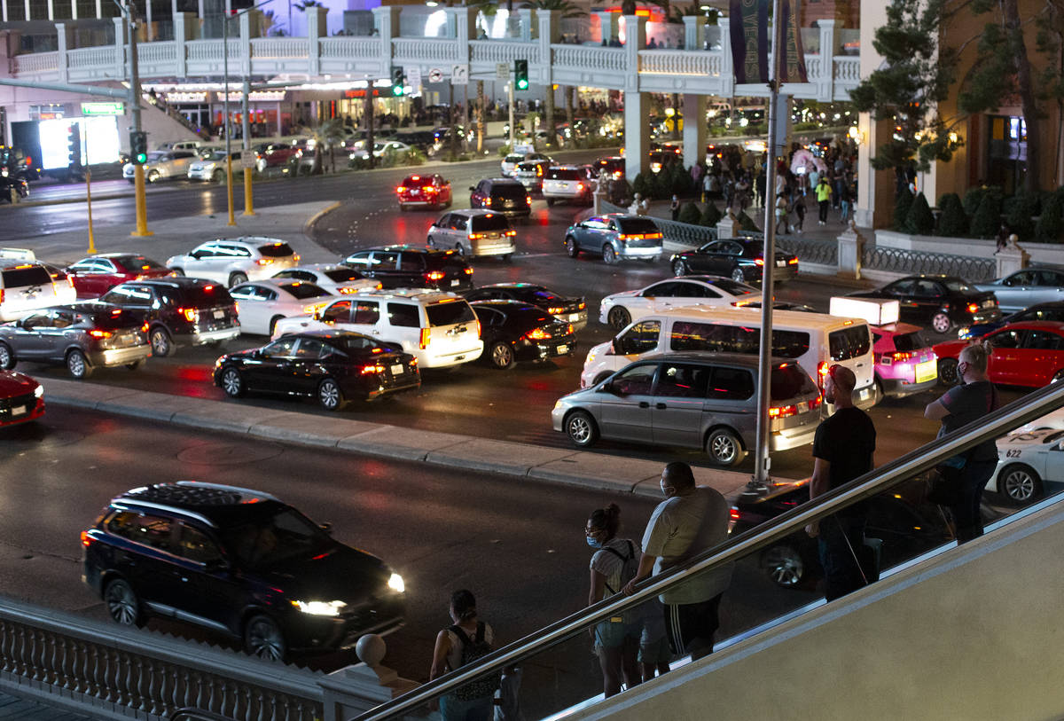 El tráfico de peatones y automovilistas aumentó en el Strip durante el fin de semana del Día ...