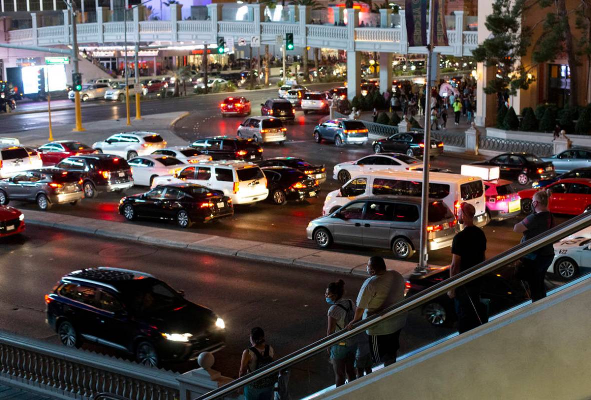 El tráfico de peatones y automovilistas aumentó en el Strip durante el fin de semana del Día ...