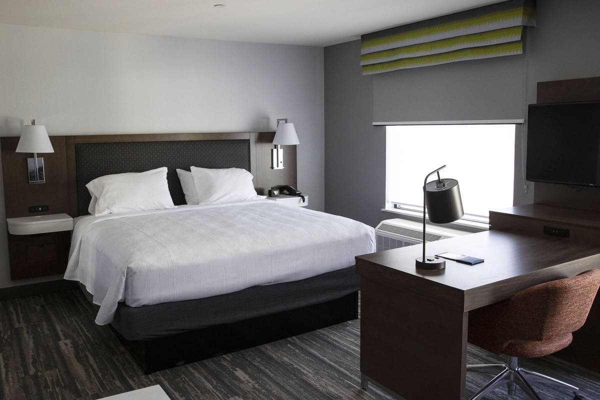 Una suite en el recién construido Hampton Inn and Suites, situado cerca del Centro de Convenci ...