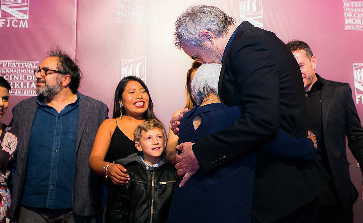 En esta foto de archivo, Alfonso Cuarón y el elenco de la película Roma conviven durante una ...