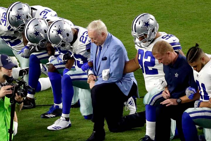 Este lunes, 25 de septiembre de 2017, en esta foto de archivo, los Dallas Cowboys liderados por ...