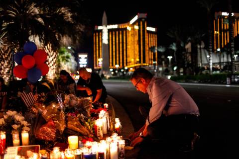 Jim Synder de Las Vegas asiste a una vigilia en recuerdo de las víctimas del tiroteo masivo a ...