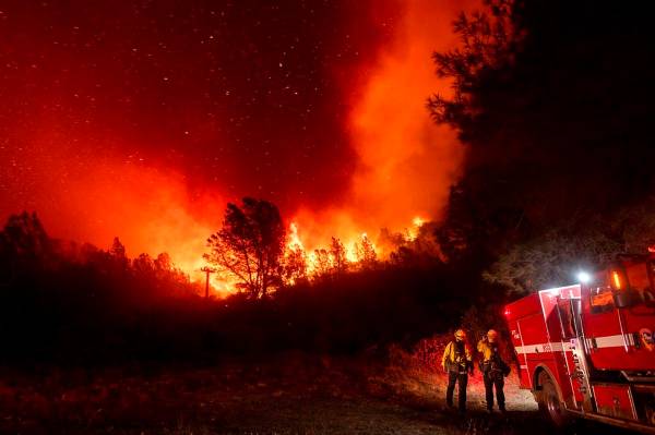 Los bomberos observan el acercamiento del Bear Fire en Oroville, California el miércoles, 9 de ...