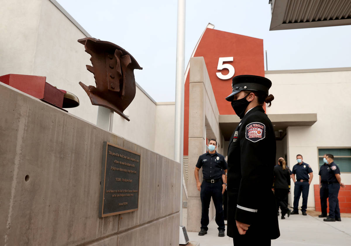 La bombera de Las Vegas, Lisa Leonard, se toma un momento con un pedazo del World Trade Center ...