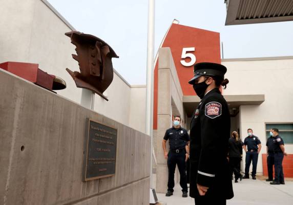 La bombera de Las Vegas, Lisa Leonard, se toma un momento con un pedazo del World Trade Center ...