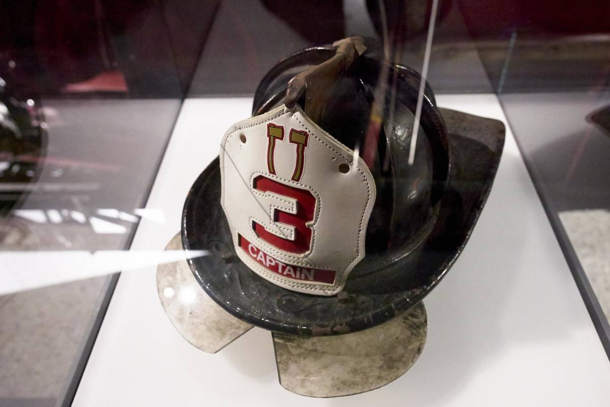 Un casco que el capitán Patrick John Brown del Departamento de Bomberos de la ciudad de Nueva ...