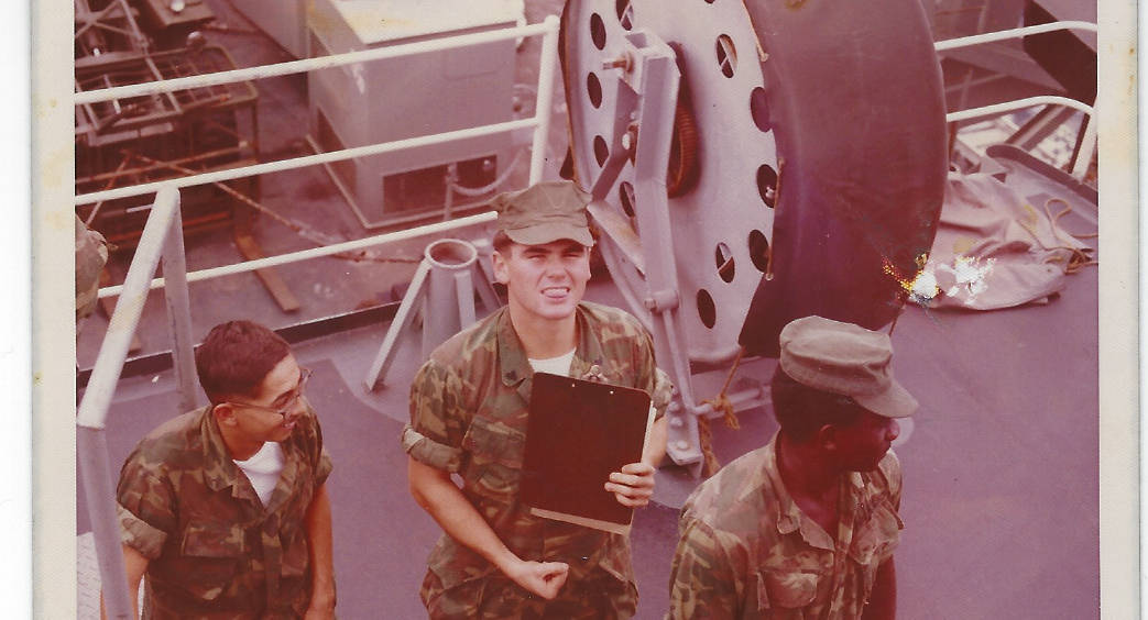 Patrick Brown, al centro, aparece en esta fotografía sin fecha de su servicio como Marine de E ...