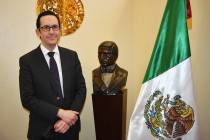 El cónsul de México en Las Vegas, Julián Escutia, posa junto a la bandera mexicana y una fig ...