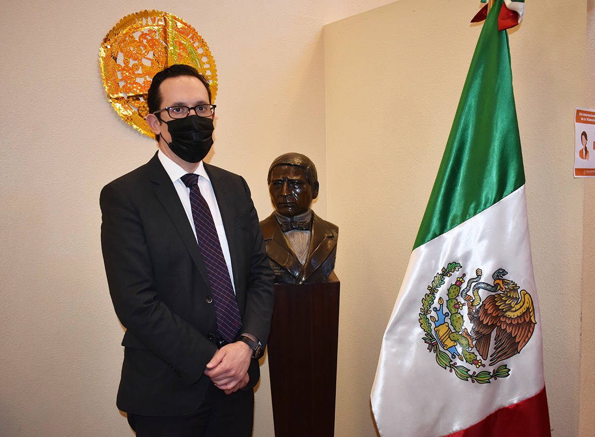 El cónsul de México en Las Vegas, Julián Escutia, posa junto a la bandera mexicana y una fig ...