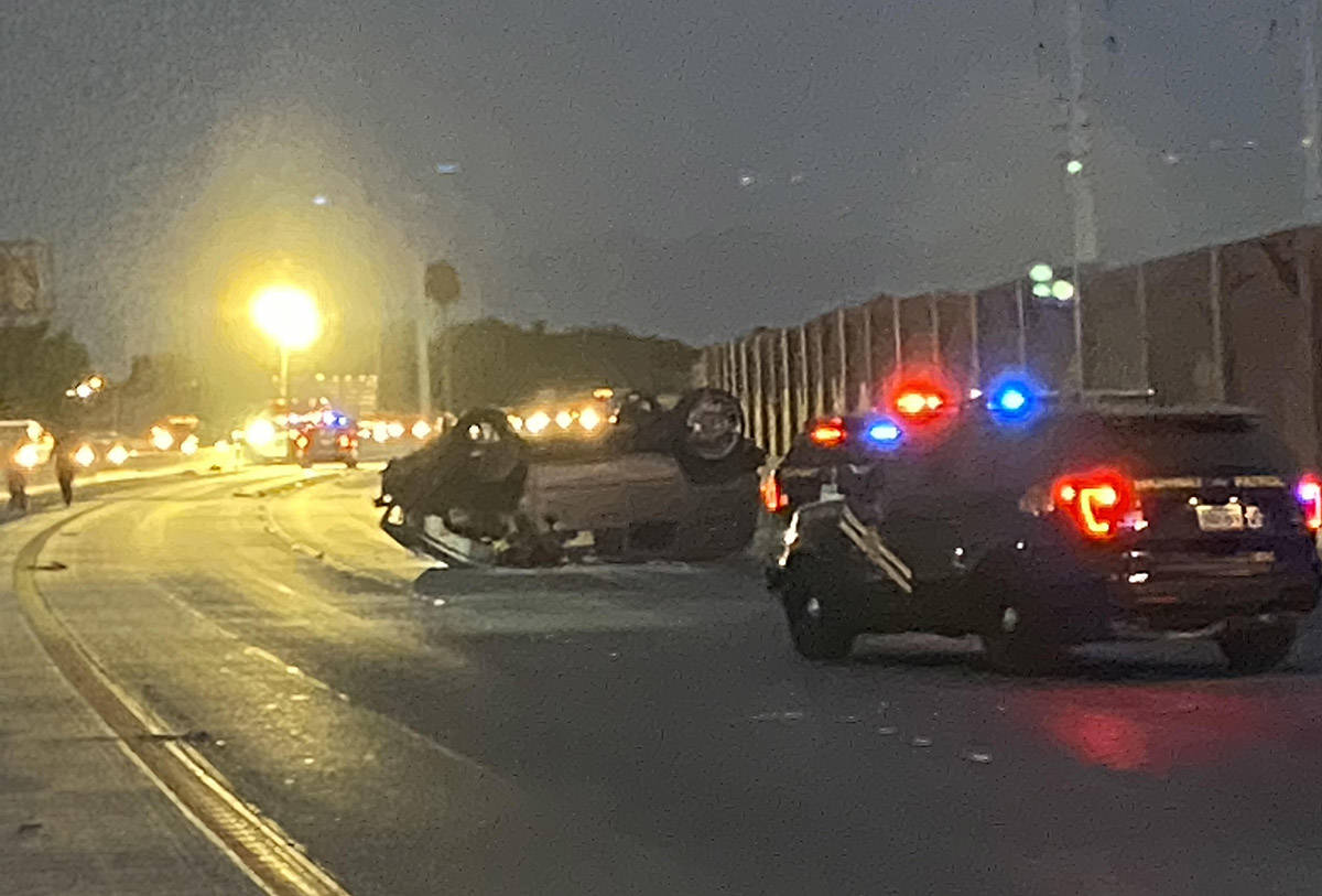 Tropas de la Patrulla de Carreteras de Nevada en la escena de un fatal accidente en la Autopist ...