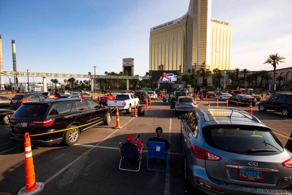 Fans de Las Vegas Aces ven la acción durante un evento de autocine del partido de la WNBA de L ...