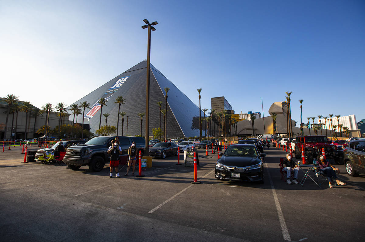 Fans de Las Vegas Aces ven la acción durante un evento de autocine del partido de la WNBA de L ...