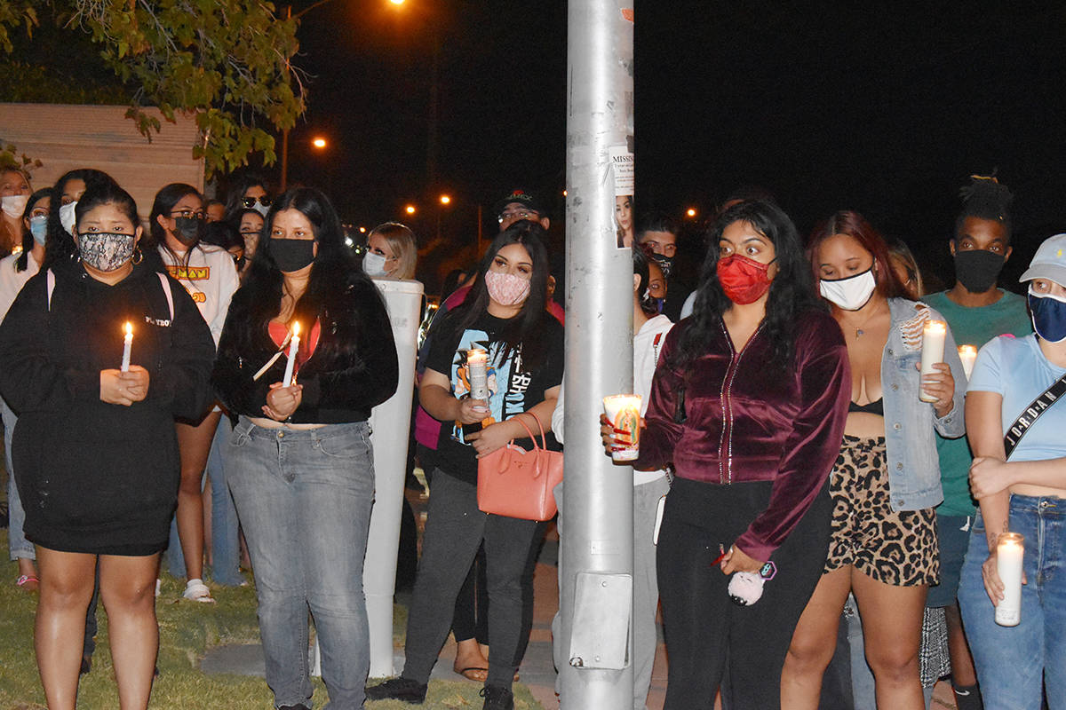 Honraron familiares y amigos -en una vigilia- la memoria de la jovencita asesinada; piden se es ...