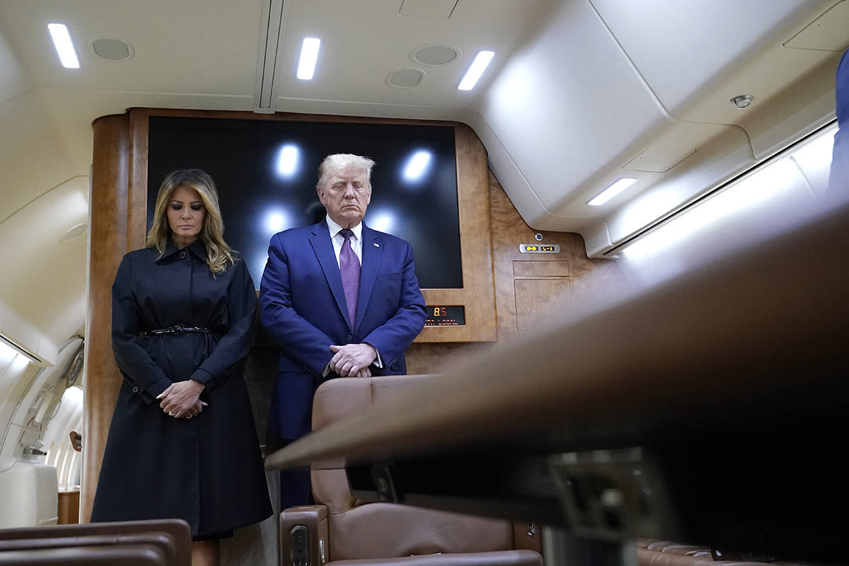 El presidente Donald Trump y la primera dama Melania Trump hacen una pausa para un momento de s ...