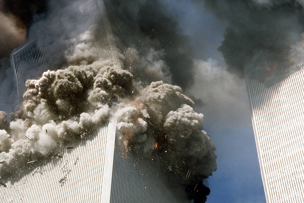 En esta fotografía de archivo del 11 de septiembre de 2001, la torre sur del World Trade Cente ...