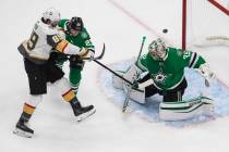 El portero de los Dallas Stars, Anton Khudobin (35), hace una atajada a Alex Tuch (89) de los G ...