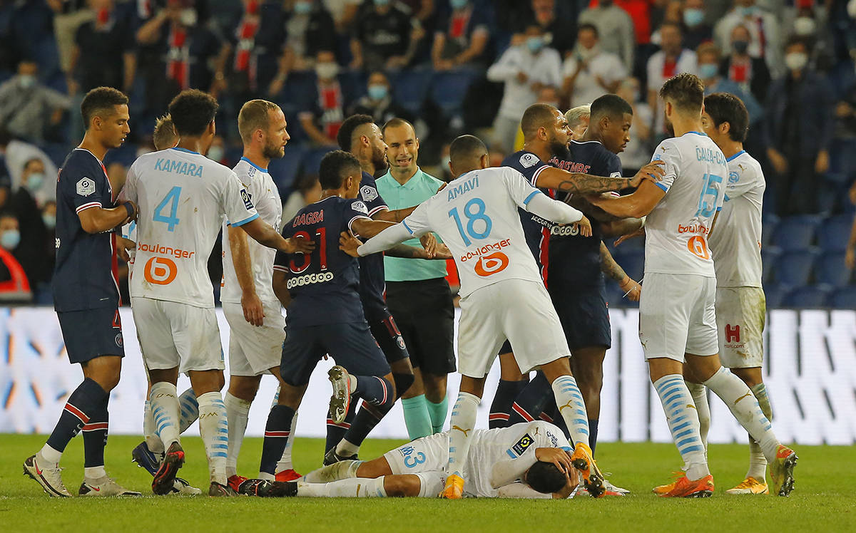 Los jugadores de PSG y Marsella se enfrentan cerca del final del partido de fútbol de la Liga ...