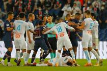 Los jugadores de PSG y Marsella se enfrentan cerca del final del partido de fútbol de la Liga ...