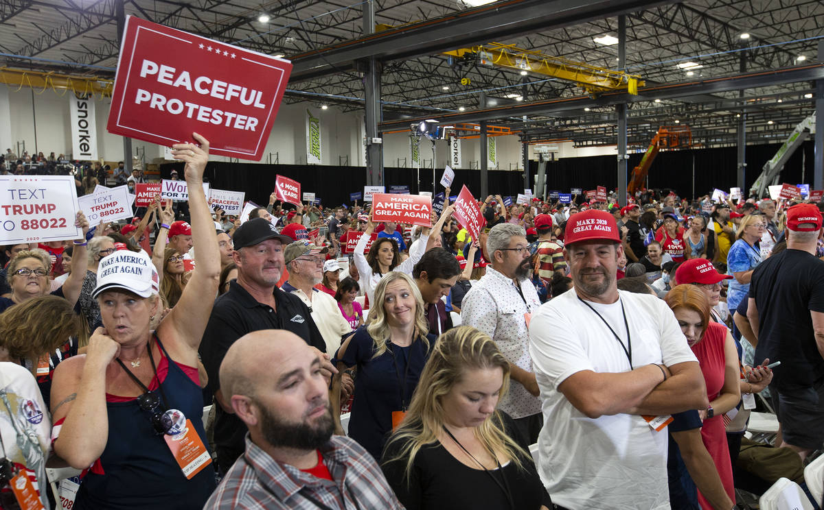 La multitud aplaude durante un mitin de la campaña de Trump en Xtreme Manufacturing el domingo ...