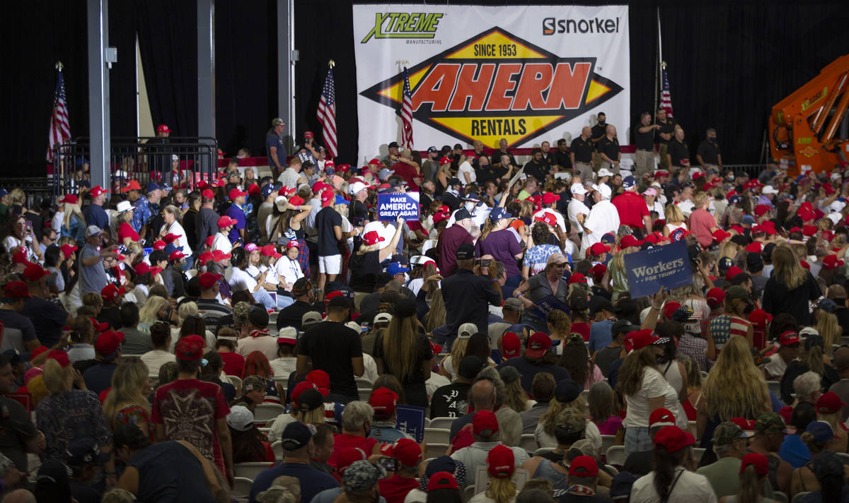 La multitud aplaude durante un mitin de la campaña de Trump en Xtreme Manufacturing el domingo ...