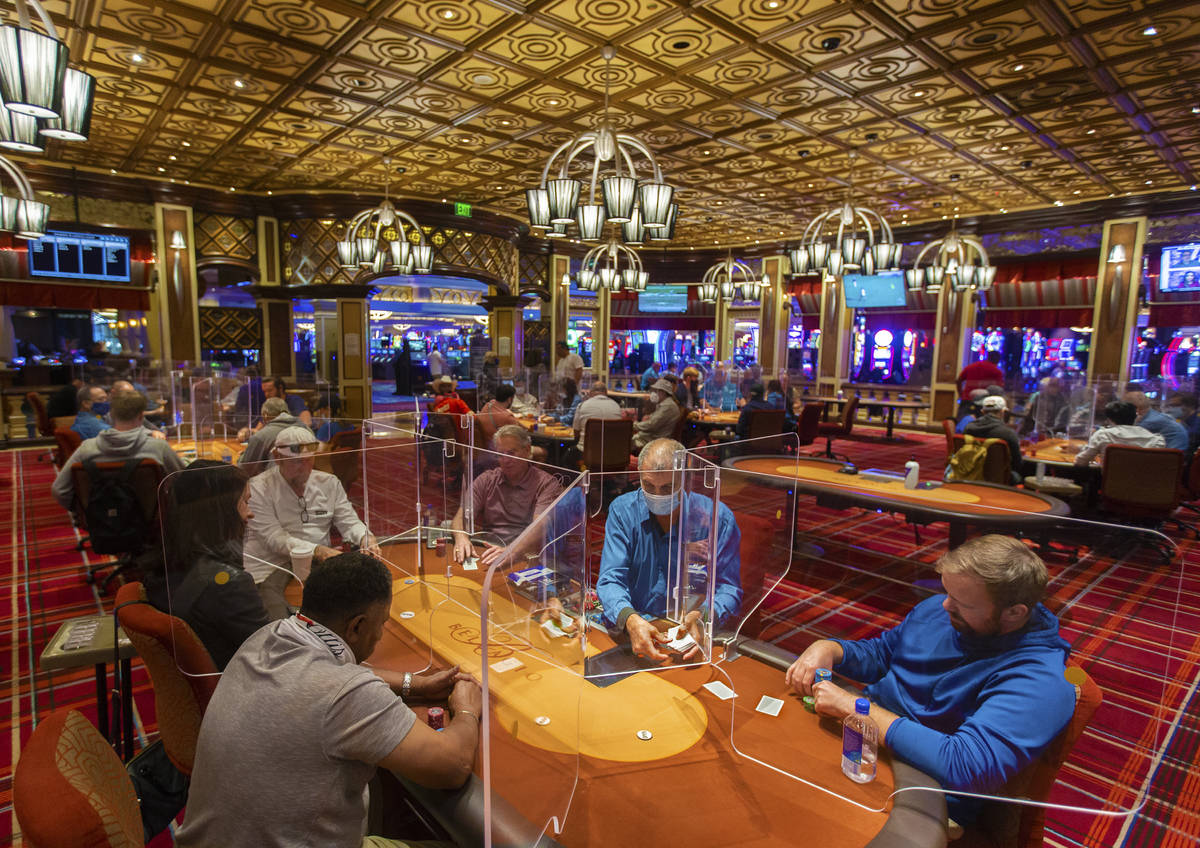 La sala de póquer del Bellagio en Las Vegas está repleta después de haber sido equipada con ...