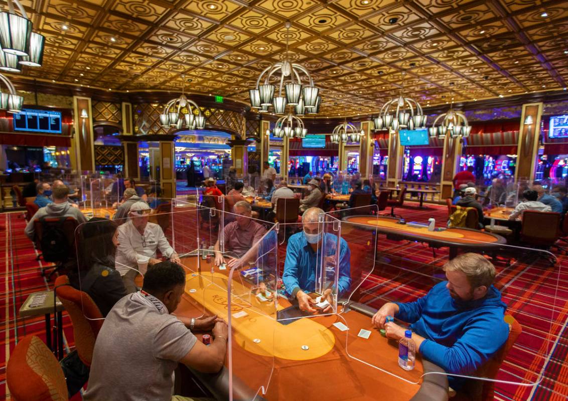 La sala de póquer del Bellagio en Las Vegas está repleta después de haber sido equipada con ...
