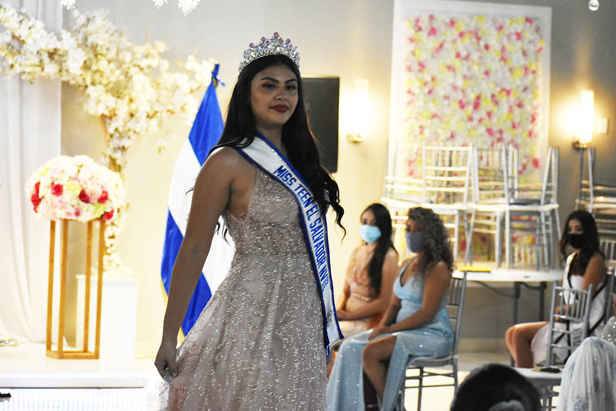 La saliente Miss Teen El Salvador Nevada, Wendy Azennett Valladares, cedió su corona con un em ...