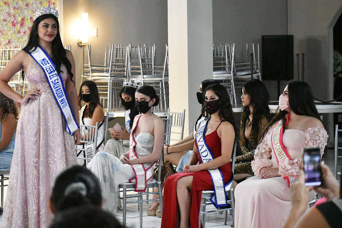 La saliente Miss Teen El Salvador Nevada, Wendy Azennett Valladares, cedió su corona con un em ...