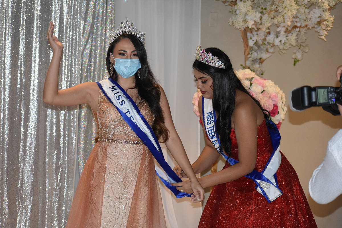 Miss Teen El Salvador Nevada 2020-21, Karina Canizales, recibió el aplauso del público en una ...