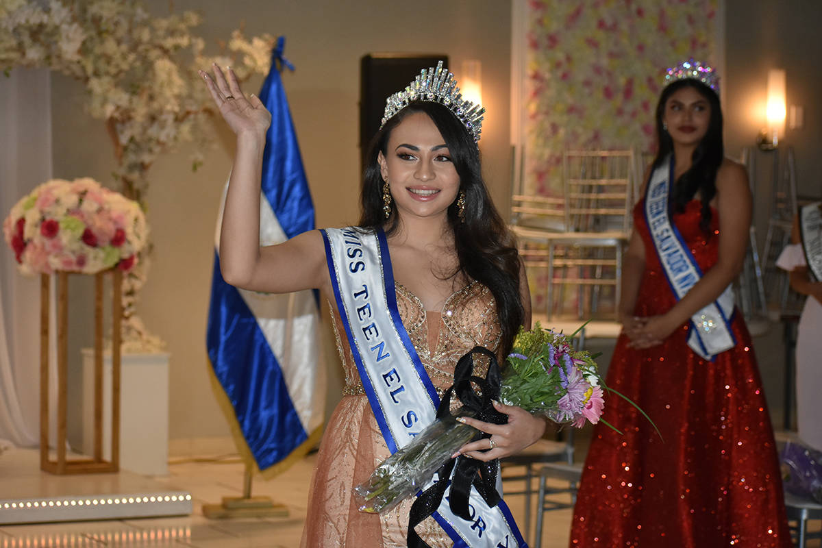 Miss Teen El Salvador Nevada 2020-21, Karina Canizales, recibió el aplauso del público en una ...