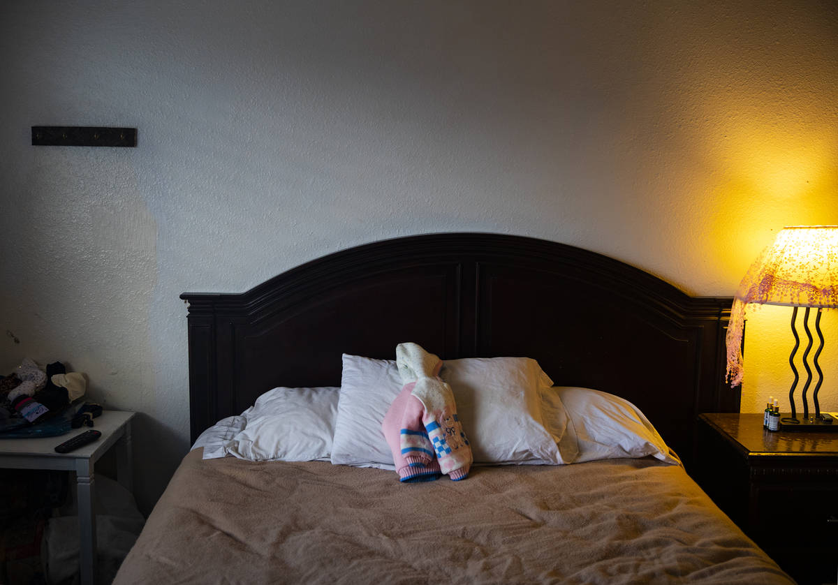 Un suéter perteneciente a la hija de Alisha Burns descansa en su cama en su apartamento en Bou ...