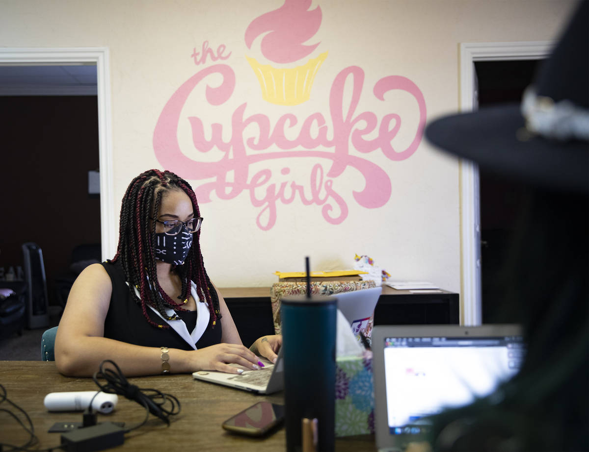 Bri Alex, gerente de programa "The Cupcake Girls", una organización sin fines de lucro que asi ...