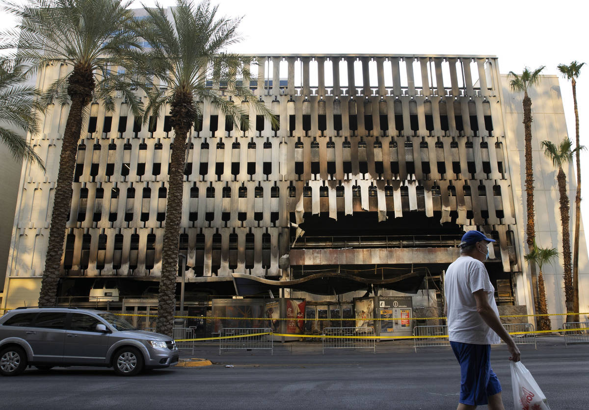 Al menos cinco vehículos se incendiaron en el primer nivel del estacionamiento del hotel-casin ...