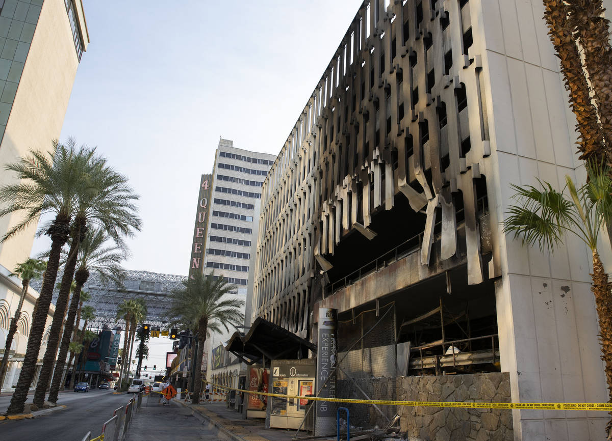 Al menos cinco vehículos se incendiaron en el primer nivel del estacionamiento del hotel-casin ...
