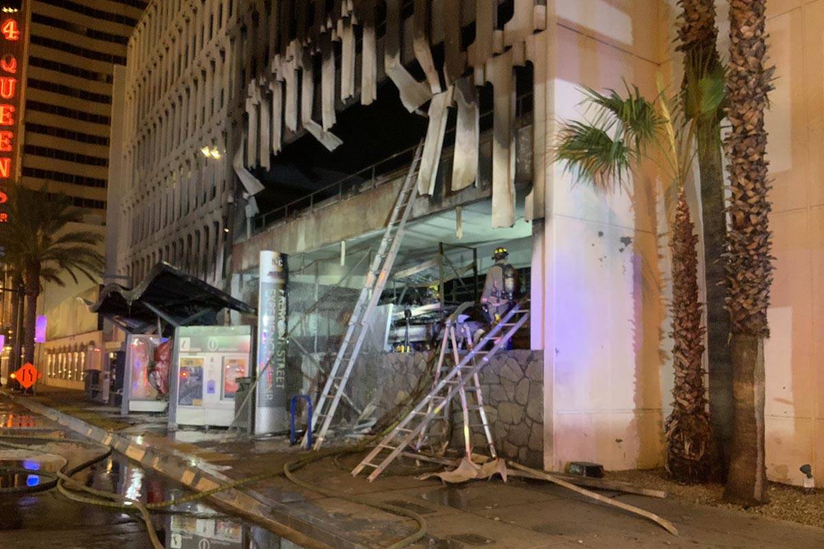 Al menos cinco vehículos se incendiaron en el primer nivel del estacionamiento del hotel-casin ...