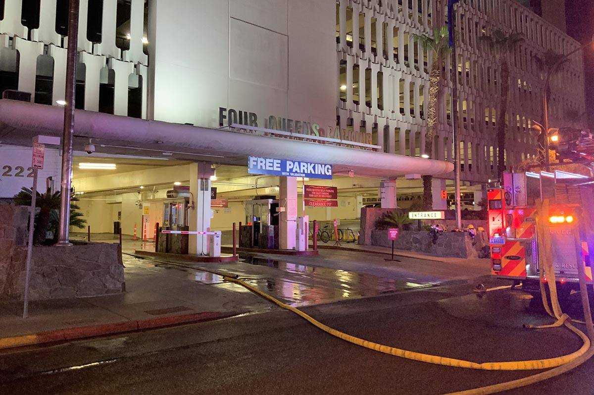 Al menos cinco vehículos se incendiaron en el primer nivel del estacionamiento del hotel-casin ...