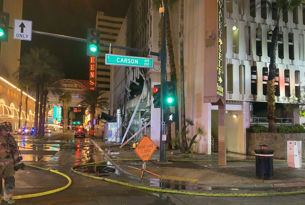 Al menos cinco vehículos se incendiaron en el primer nivel del estacionamiento del hotel-casin ...